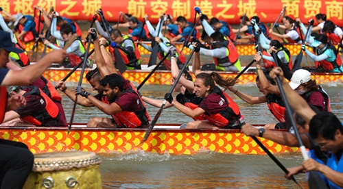 2018年中国祝桥第四届“大飞机杯”国际龙舟大赛现场