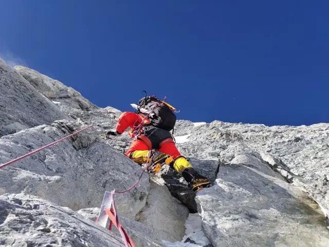2020珠峰高程测量登山队成功从北坡登上珠峰顶峰
