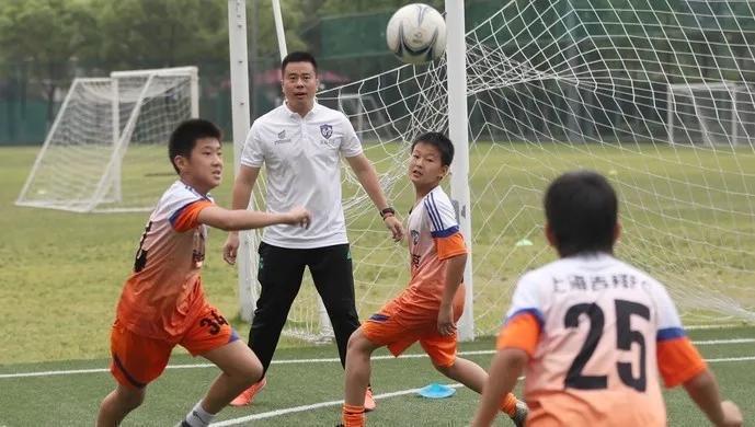 上海这家青训俱乐部终于复训：小球员兴奋奔向绿茵场，“憋在家里难受死了”！