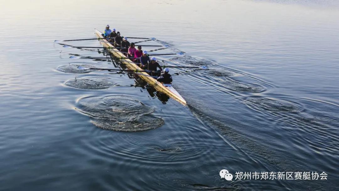 风中的四人艇，平稳而欢快